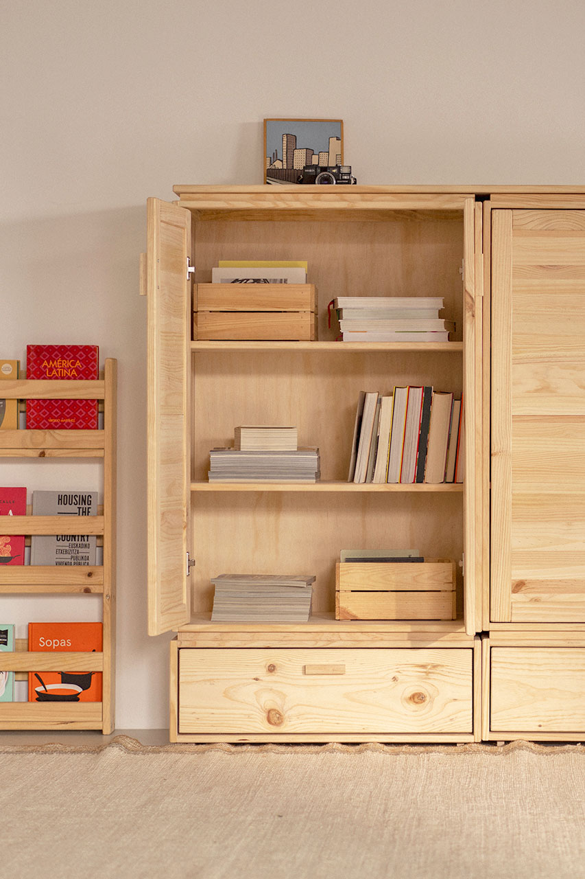 Imagen de ambiente 6 para:Armario doble con almacenaje en madera maciza de pino